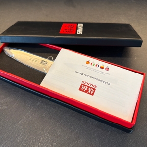 Der Deckel vom Karton vom Shan-Zu-Gemüsemesser wurde abgenommen