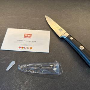 Der Lieferumfang vom Shan-Zu-Gemüsemesser liegt auf einer Küchenarbeitsplatte