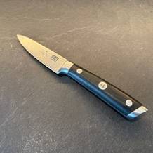 Das Shan-Zu-Gemüsemesser liegt auf einer Küchenarbeitsplatte