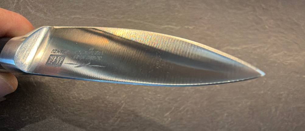 Die Klinge vom Shan-Zu-Gemüsemesser in Nahaufnahme