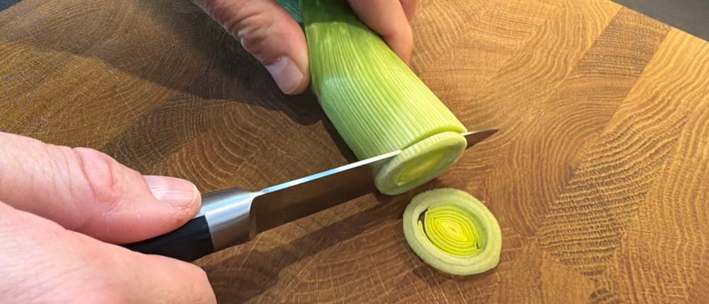 Mit dem Shan-Zu-Gemüsemesser wird Porree geschnitten