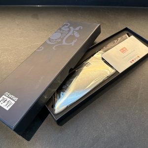 Der Karton vom Shan-Zu-Hackmesser liegt geöffnet auf einer Arbeitsplatte