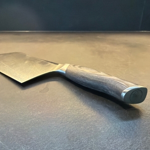 Das Shan-Zu-Hackmesser liegt auf einer Arbeitsplatte