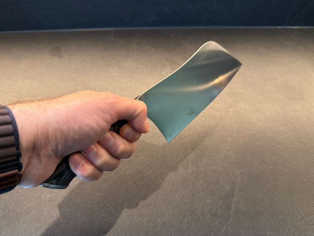 Eine Hand hält das Shan-Zu-Hackmesser fest