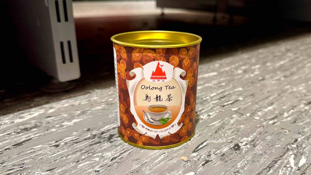 Frontansicht mit leichtem Blick auf den Deckel einer Dose Oolong-Tee im Test.