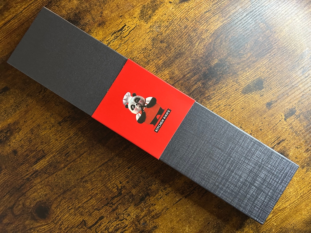 Filetiermesser im Test: geschlossene Filetiermesser-Box auf Tisch.