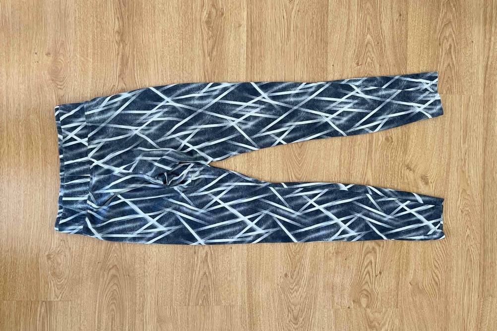 Shape-Leggings-Test: Leggings auf Holzboden.
