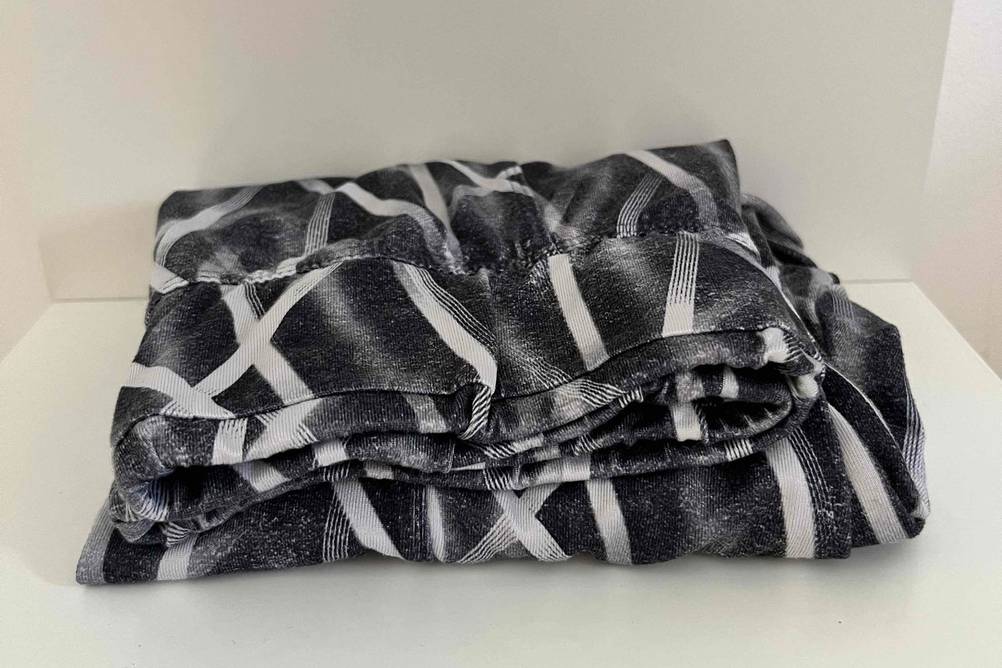 Shape-Leggings getestet: Zusammengelegte Leggings auf hellem Hintergrund.