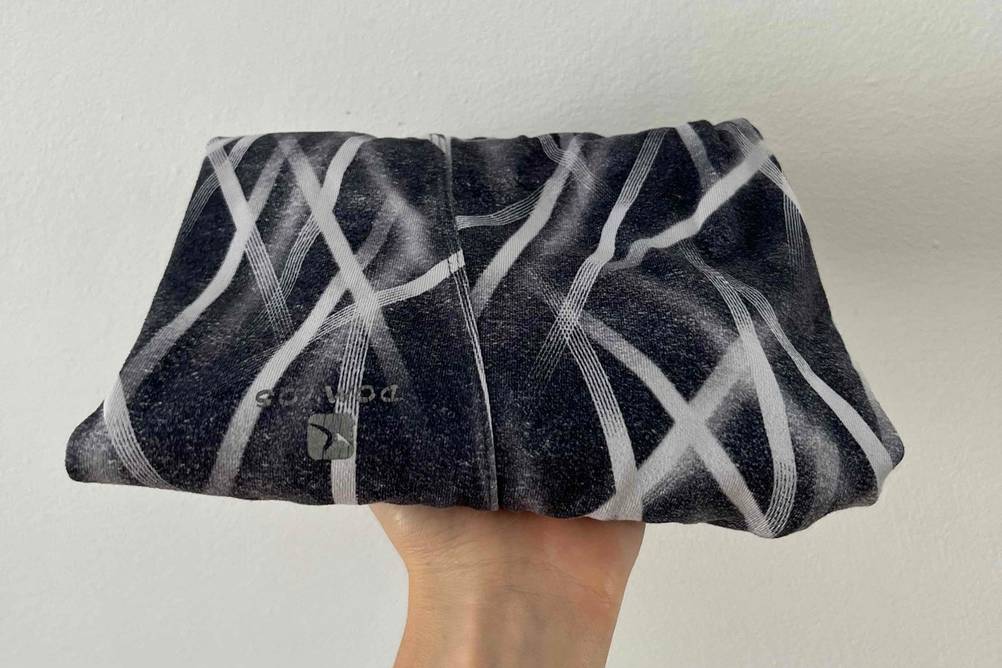 Shape-Leggings im Test: Gefaltete Leggings in der Hand.