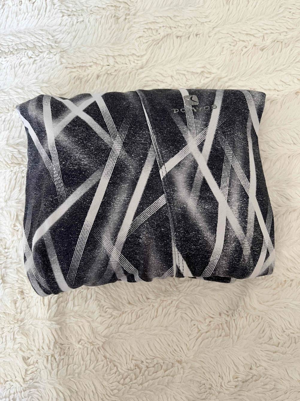 Getestet: Eine zusammengelegte Shape-Leggings mit Logo auf einer hellen Fläche liegend.
