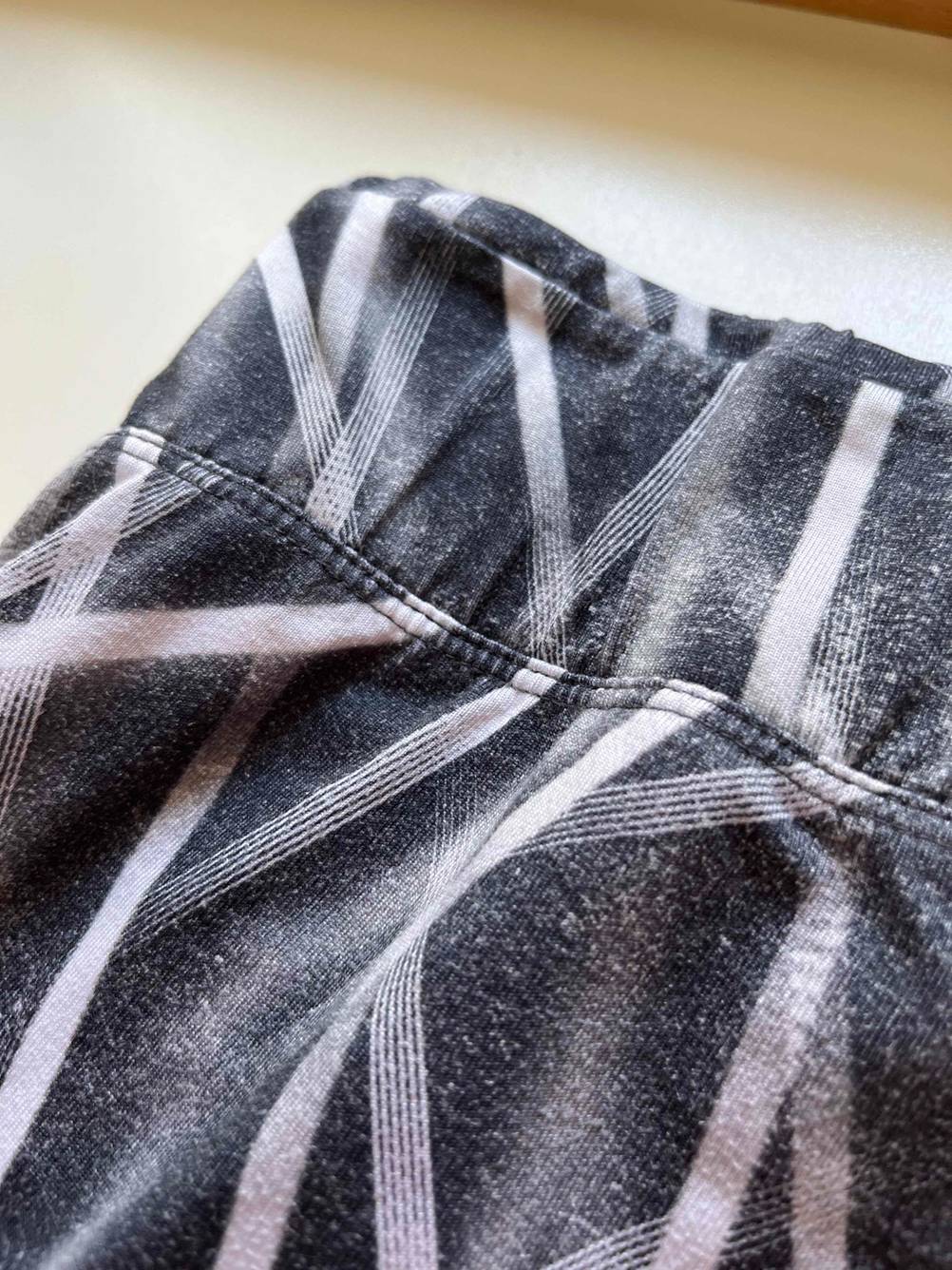 Im Test: Nahaufnahme des Bundes einer Shape-Leggings.