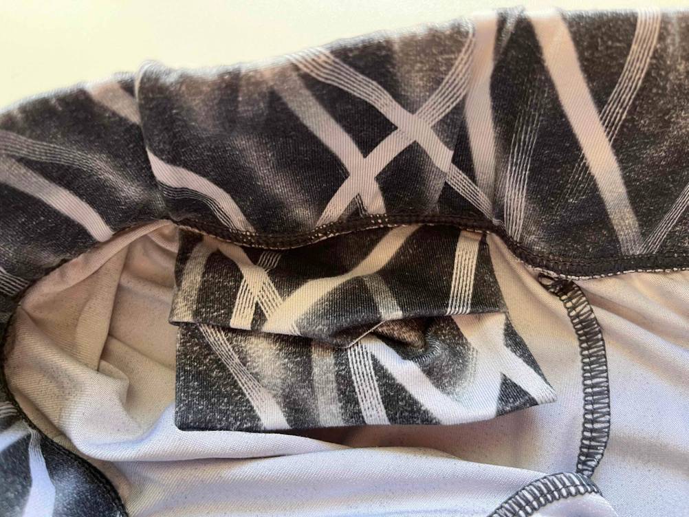 Nahaufnahme der Innentasche am Rücken einer getesteten Shape-Leggings.