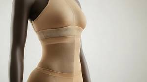 Shapewear-Body-Test: Eine Frau in einem beigen Shapewear-Body. 