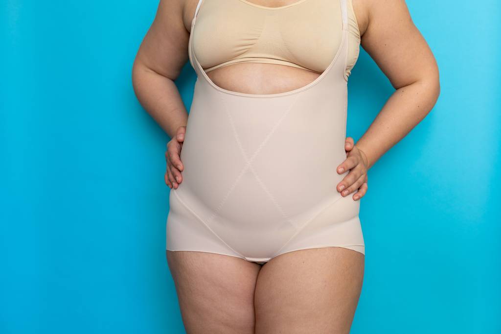 Shapewear-Body-Test: Eine Frau in einem beigen Shapewear-Body ohne integriertem BH. 