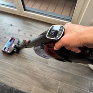 Der Shark IZ320EU saugt über einen Fliesenboden