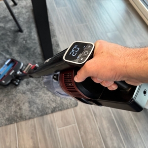 Der Shark IZ320EU beim Saugen über einen Teppich