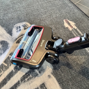 Der Shark IZ320EU saugt über einen Teppich