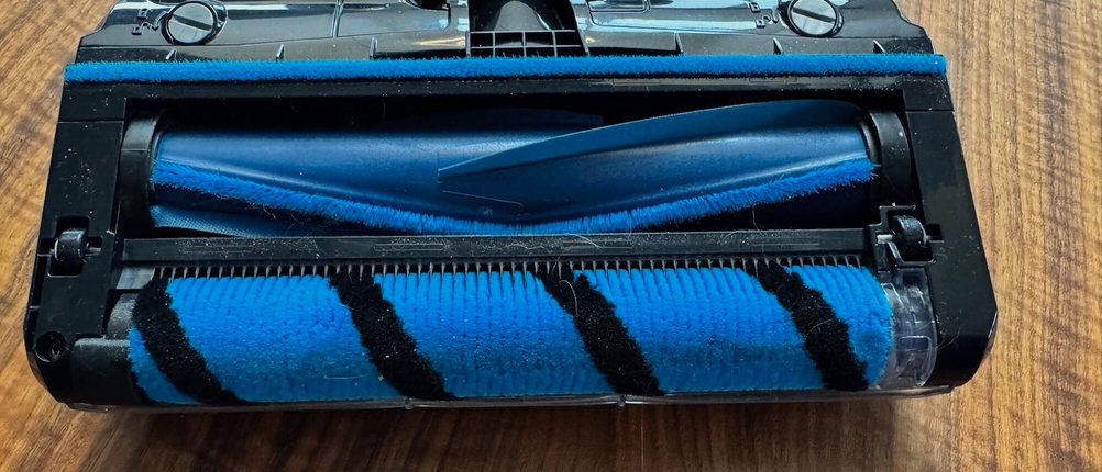 Die Bodendüse des Shark IZ320EU von unten