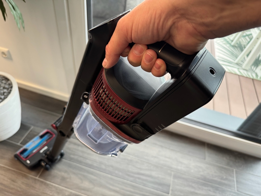 Eine Hand hält den Shark IZ320EU in Saugposition