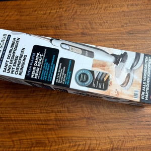 Der Karton vom Shark S8201EU liegt auf einem Tisch