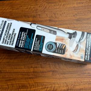 Der Karton vom Shark S8201EU liegt auf einem Tisch