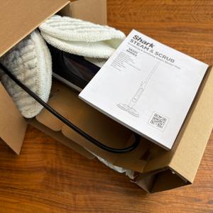 Der Shark S8201EU wurde halb aus dem Karton gezogen