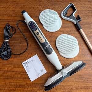 Der Lieferumfang vom Shark S8201EU liegt auf einem Tisch