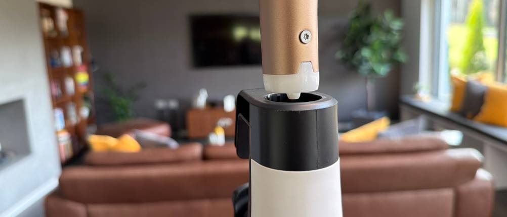 Der Griff wird in den Shark S8201EU gesteckt