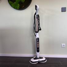 Der Shark S8201EU steht vor einer grünen Wand