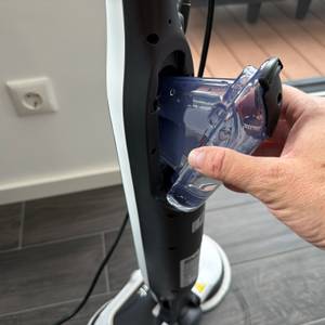 Ein Behälter vom Shark S8201EU wird von einer Hand entfernt