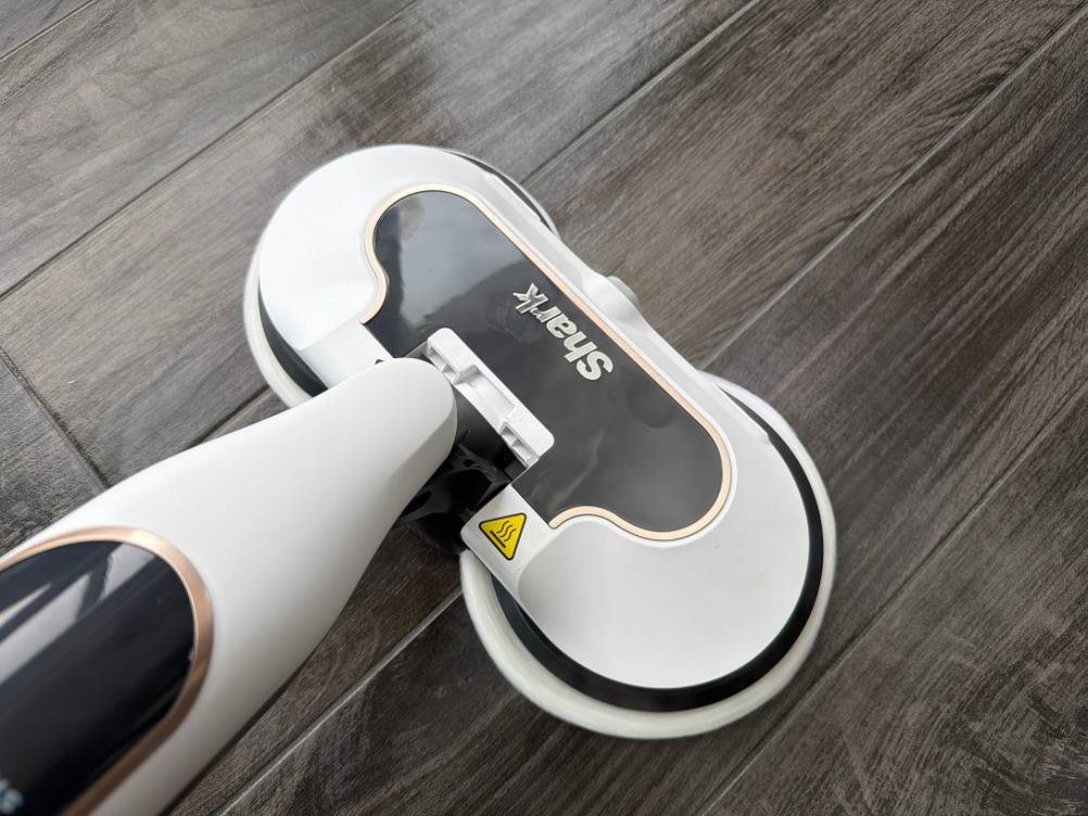 Mit dem Shark S8201EU wird ein Fliesenboden gereinigt