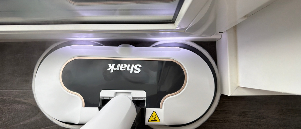 Mit dem Shark S8201EU wird eine Kante gereinigt