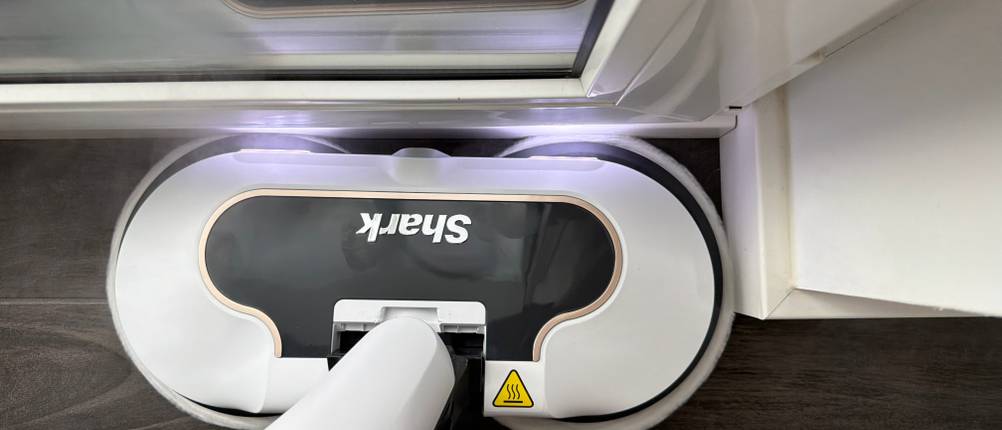 Mit dem Shark S8201EU wird eine Kante gereinigt