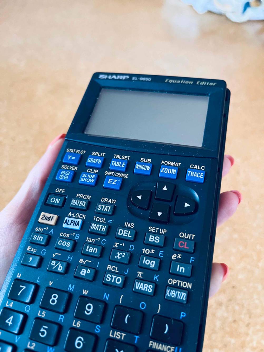Grafischer Taschenrechner getestet: Blick auf die vielen Funktionstasten.