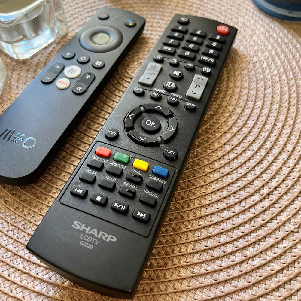 Die getestete Universalfernbedienung liegt neben einer anderen Fernbedienung.