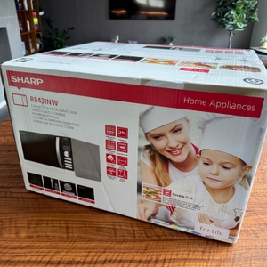 Sharp R843INW im Karton