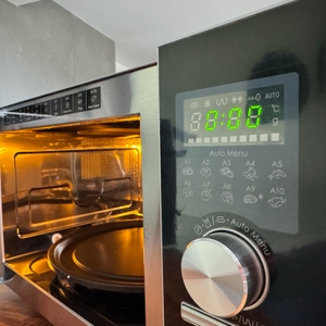 Bedienfeld und offene Tür bei der Sharp R843INW