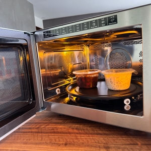 Sharp R843INW mit zwei Behältern im Inneren