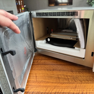 Tür geöffnet bei der Sharp R843INW