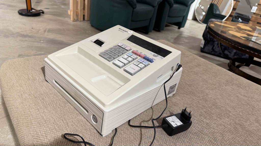 Blick auf die verschließbare Geldschublade einer getesteten Registrierkasse.