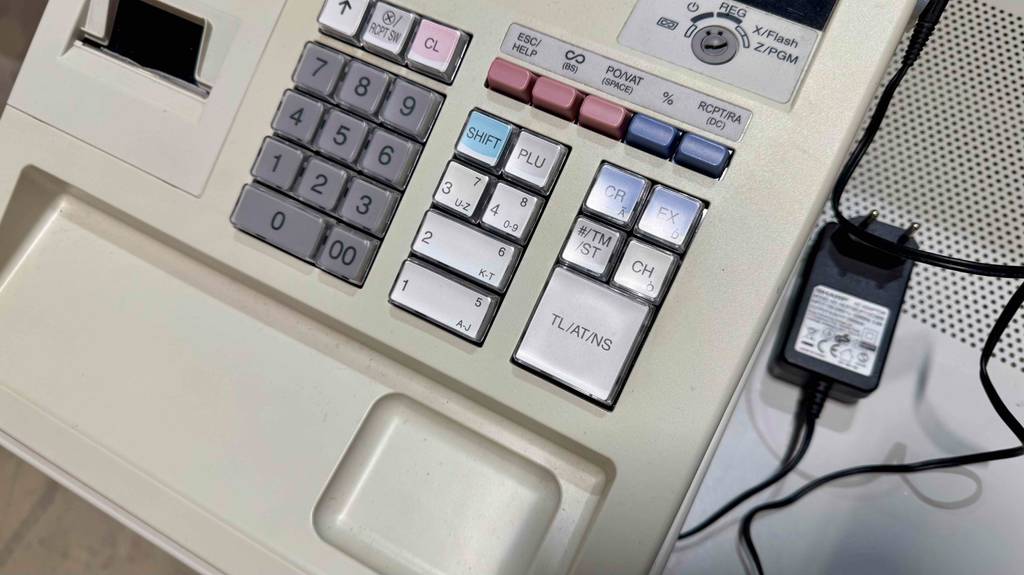 Detailansicht der Tasten einer getesteten Registrierkasse.