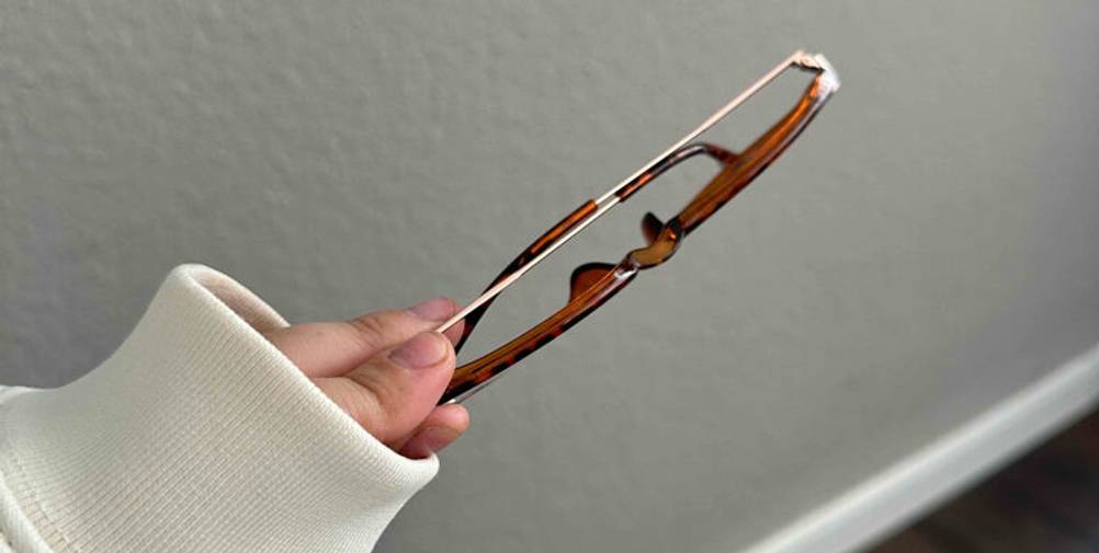 Eine Hand hält eine Blaulichtfilter-Brille im Test mit Sicht auf die Oberseite.
