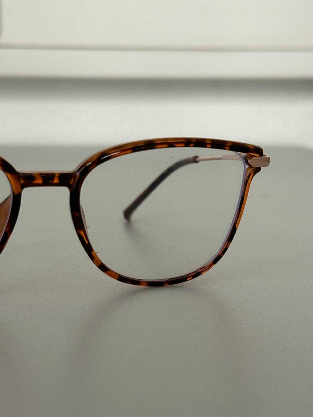 Nahaufnahme eines Glases der Blaulichtfilter-Brille im Test, das in einen Vollrahmen eingearbeitet ist.
