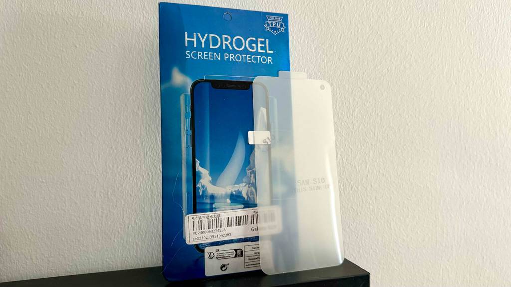 Samsung-Galaxy-S10-Schutzfolien-Test: Vor der Originalverpackung steht eine Schutzfolie.