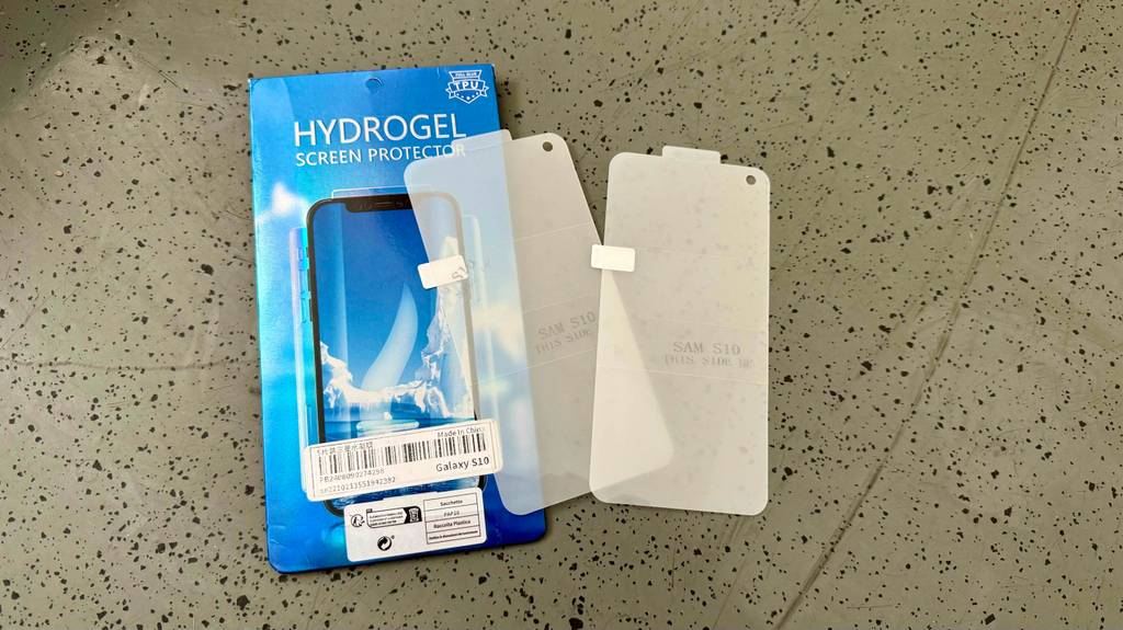 Im Test: Samsung-Galaxy-S10-Schutzfolien liegen auf ihrer Originalverpackung.