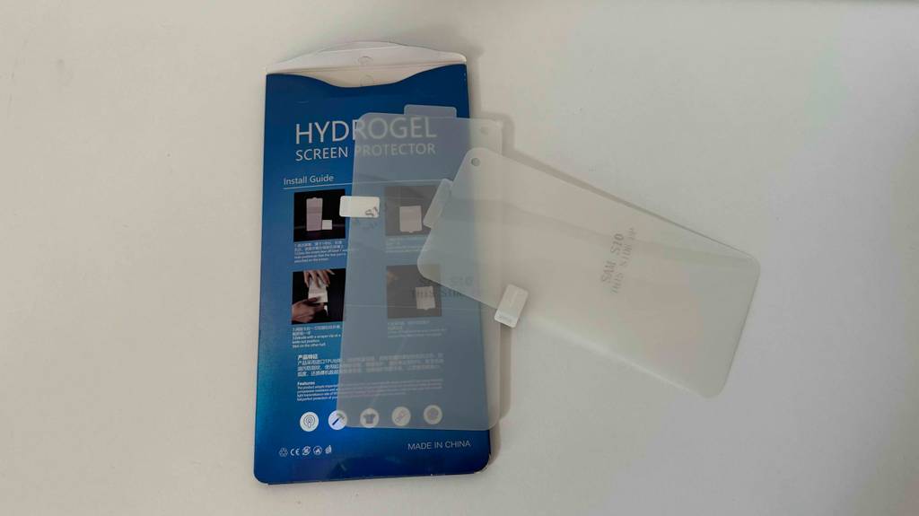 Samsung-Galaxy-S10-Schutzfolien im Test: Auf der Originalverpackung sind zwei Schutzfolien ausgestellt.