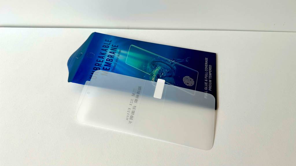 Eine blaue Verpackung mit einem Samsung-Galaxy-S21-Panzerglas im Test liegt auf einer weißen Oberfläche.