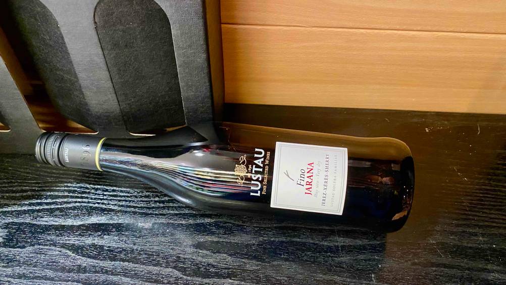 Sherry getestet: Eine Flasche horizontal auf einer dunklen Fläche.