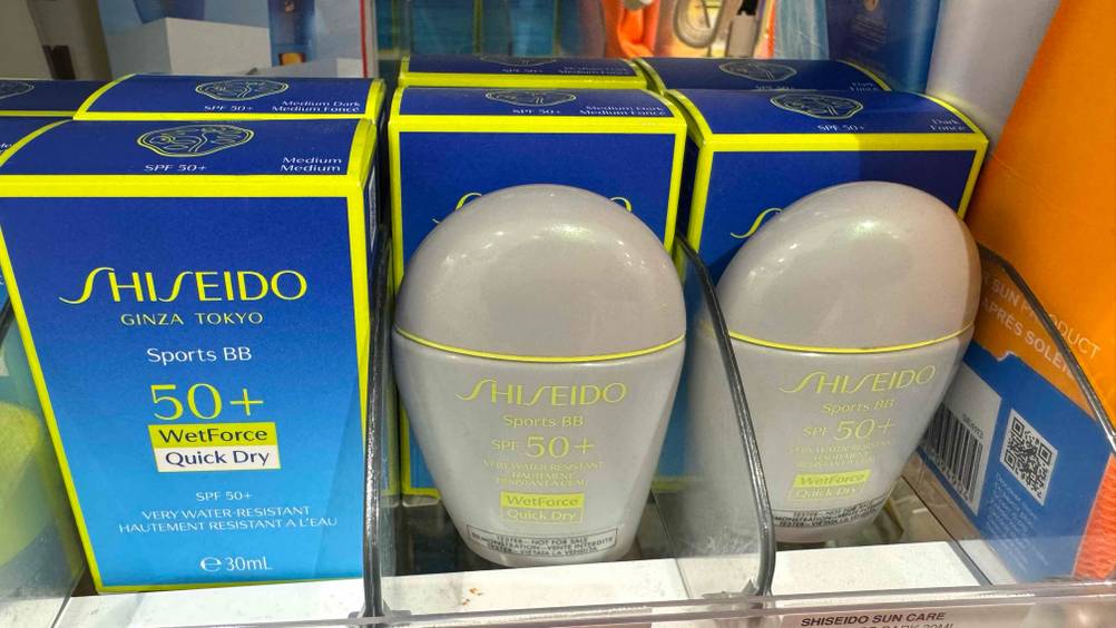 Mehrere Packungen des getesteten Shiseido-Sonnenschutzes stehen in einem Verkaufsregal.