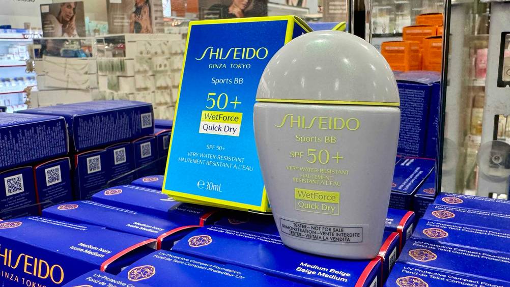 Neben der Originalverpackung steht der Shiseido-Sonnenschutz im Test.